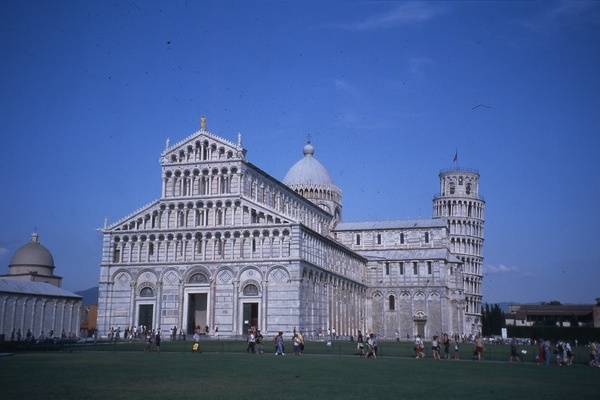 Der schiefe Turm von Pisa auf dem Piazza Miracoli